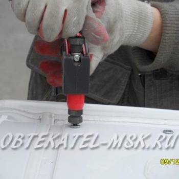 Установить и заклепать резьбовые заклепки