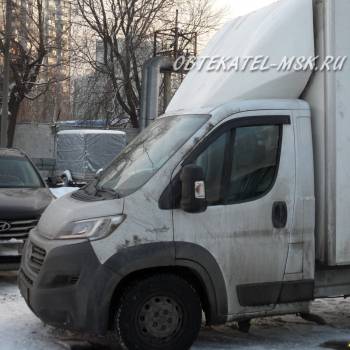 Обтекатель (спойлер) на Ситроен Джампер (Citroen Jumper) не регулируемый с установкой на клей