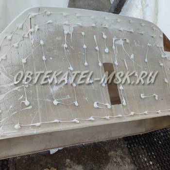 Точечно нанести клей на низ обтекателя