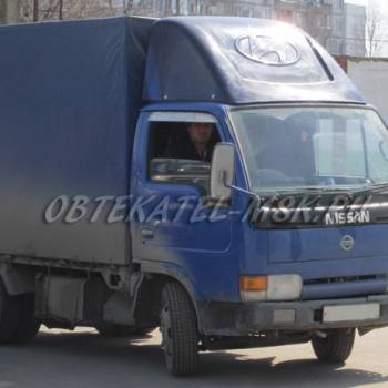 Спойлер от Hyundai Porter на автомобиль Nissan Atlas. Крепление: уголки в крышу, спойлер за уголки. Подрезка обтекателя по геометрии кабины