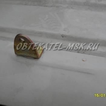 Рассверливаем по меткам на крыше крайние отверстия (1 и 4 с каждой стороны) сверлом 6мм. Осторожно! Не повредите резьбу закладных гаек под металлом!