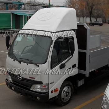 Спойлер от Hyundai Porter на автомобиле Hino-300. Крепление: уголки в крышу на штатные места, спойлер за уголки. Подрезка спойлера по геометрии кабины