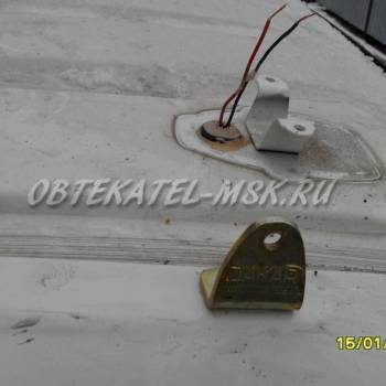 Рассверливаем отверстие сверлом 11,5-12мм. Под герметик устанавливаем кронштейны из комплекта в закладные гайки