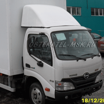 Спойлер от Hyundai Porter на автомобиле Hino-300. Крепление: уголки в крышу на штатные места, спойлер за уголки. Подрезка спойлера по геометрии кабины