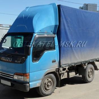 Спойлер от JMC на автомобиль Isuzu ELF. Крепление: уголки в крышу, спойлер за уголки