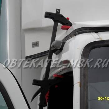 Плотно прижимаем струбциной обтекатель к кабине на расстоянии 8-9см от уплотнителя лобового стекла